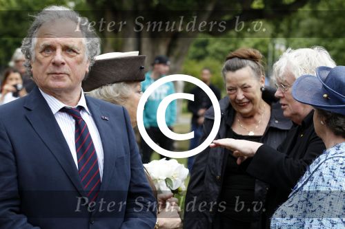 Amsterdam 26 mei 2011
Koningin Beatrix opent expositie van kunst op de apollolaan. Jan Cremer begeleidt haar.
Peter Smulders bv