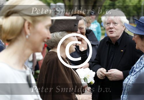Amsterdam 26 mei 2011
Koningin Beatrix opent expositie van kunst op de apollolaan. Jan Cremer begeleidt haar.
Peter Smulders bv