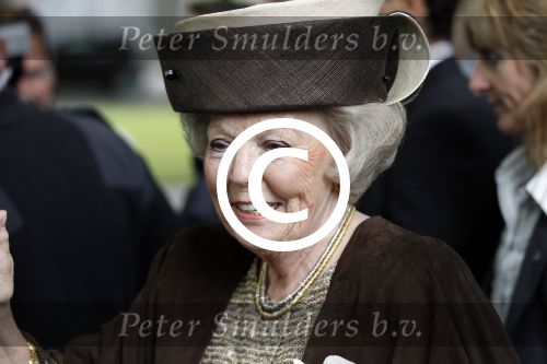 Amsterdam 26 mei 2011
Koningin Beatrix opent expositie van kunst op de apollolaan. Jan Cremer begeleidt haar.
Peter Smulders bv