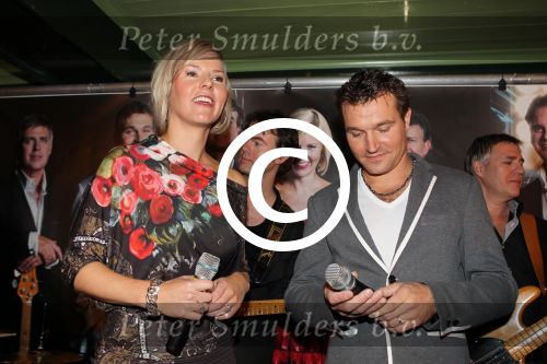 Volendam, 18 Oktober 2010
Uitreiking nieuwe Cd van de band Mon Amour
Linda Schilder met zanger Peter de Haan
Foto Peter Smulders BV