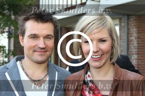 Volendam, 18 Oktober 2010
Uitreiking nieuwe Cd van de band Mon Amour
Zangeres Linda Schilder met zanger Peter de Haan
Foto Peter Smulders BV