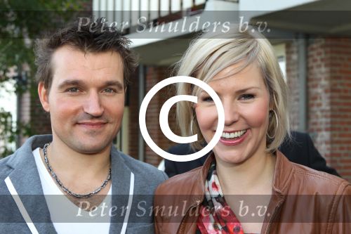 Volendam, 18 Oktober 2010
Uitreiking nieuwe Cd van de band Mon Amour
Zangeres Linda Schilder met zanger Peter de Haan
Foto Peter Smulders BV
