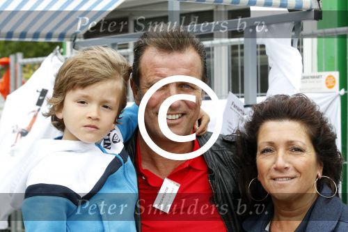 Beverwijk 29 mei 2011
Rafael Sylvie en Damian v d Vaart bij het voetbaaltournooi dat rafael elk jaar organiseert. ouders Rafael Lolita en Ramon v d Vaart
Peter Smulders bv