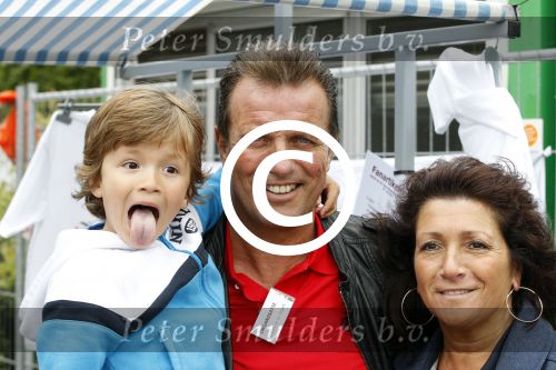 Beverwijk 29 mei 2011
Rafael Sylvie en Damian v d Vaart bij het voetbaaltournooi dat rafael elk jaar organiseert. ouders Rafael Lolita en Ramon v d Vaart
Peter Smulders bv