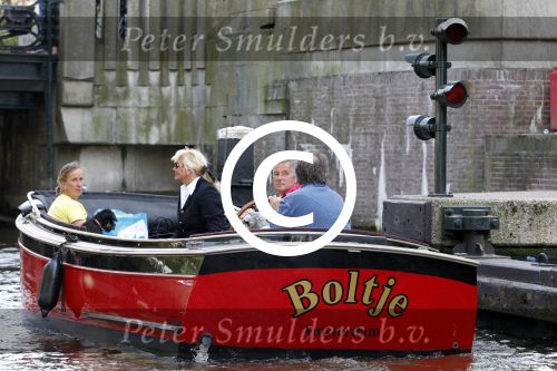Amsterdam 7 mei 2011
Maarten Spanjer en zijn vriendin varen met hun boot door de grachten van Amsterdam.
Peter Smulders bv
