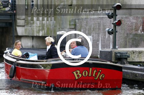 Amsterdam 7 mei 2011
Maarten Spanjer en zijn vriendin varen met hun boot door de grachten van Amsterdam.
Peter Smulders bv