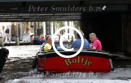 Amsterdam 7 mei 2011
Maarten Spanjer en zijn vriendin varen met hun boot door de grachten van Amsterdam.
Peter Smulders bv
