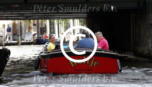 Amsterdam 7 mei 2011
Maarten Spanjer en zijn vriendin varen met hun boot door de grachten van Amsterdam.
Peter Smulders bv