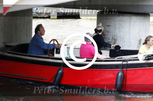 Amsterdam 7 mei 2011
Maarten Spanjer en zijn vriendin varen met hun boot door de grachten van Amsterdam.
Peter Smulders bv