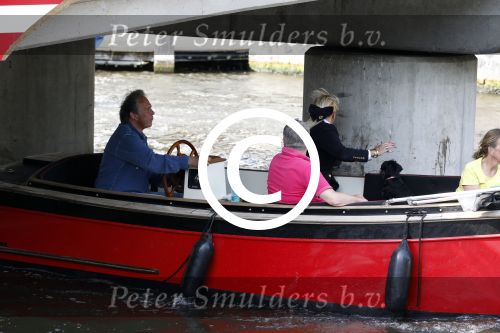 Amsterdam 7 mei 2011
Maarten Spanjer en zijn vriendin varen met hun boot door de grachten van Amsterdam.
Peter Smulders bv