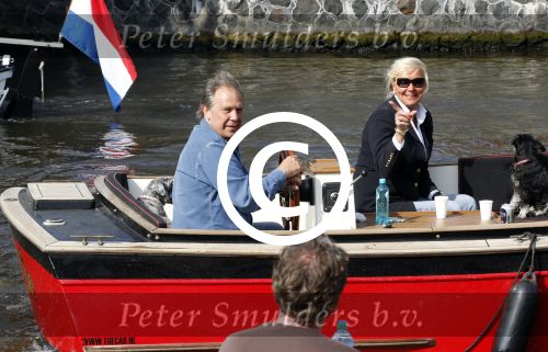Amsterdam 7 mei 2011
Maarten Spanjer en zijn vriendin varen met hun boot door de grachten van Amsterdam.
Peter Smulders bv