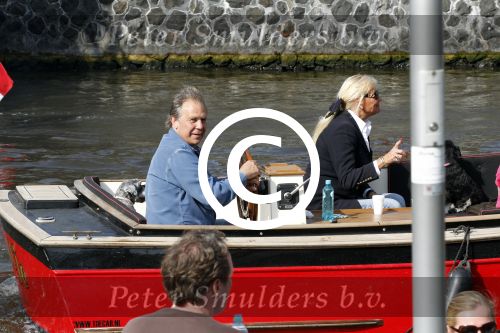 Amsterdam 7 mei 2011
Maarten Spanjer en zijn vriendin varen met hun boot door de grachten van Amsterdam.
Peter Smulders bv