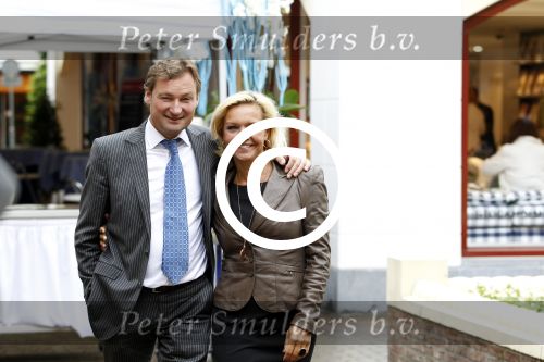 Laren 16 mei 2011
Opening Hastens winkel door oa Mariska v Kolck en haar nieuwe vriend Edgar Peer.
Peter Smulders bv