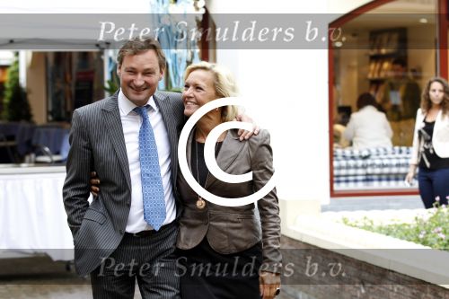 Laren 16 mei 2011
Opening Hastens winkel door oa Mariska v Kolck en haar nieuwe vriend Edgar Peer.
Peter Smulders bv