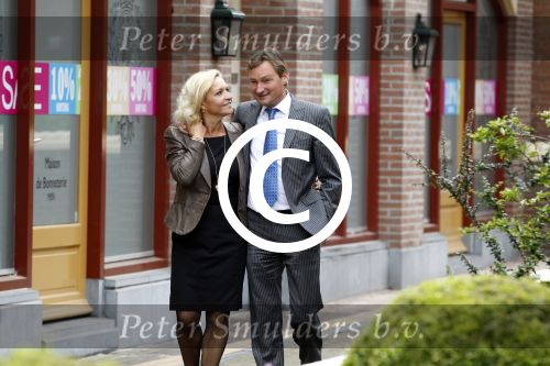 Laren 16 mei 2011
Opening Hastens winkel door oa Mariska v Kolck en haar nieuwe vriend Edgar Peer.
Peter Smulders bv