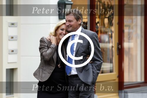 Laren 16 mei 2011
Opening Hastens winkel door oa Mariska v Kolck en haar nieuwe vriend Edgar Peer.
Peter Smulders bv
