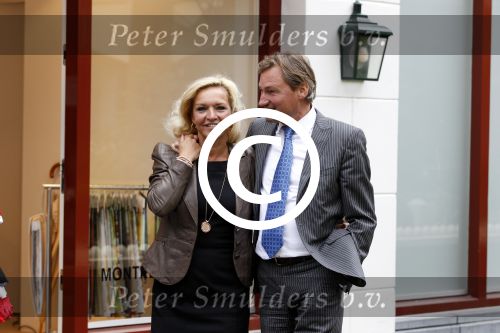 Laren 16 mei 2011
Opening Hastens winkel door oa Mariska v Kolck en haar nieuwe vriend Edgar Peer.
Peter Smulders bv