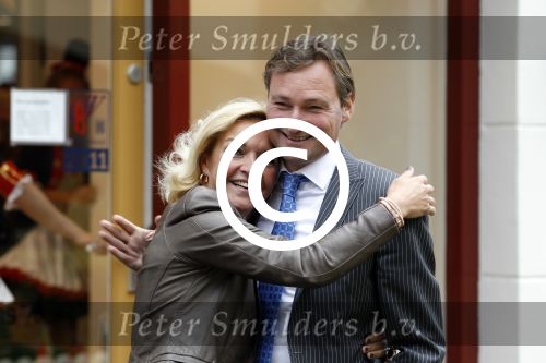 Laren 16 mei 2011
Opening Hastens winkel door oa Mariska v Kolck en haar nieuwe vriend Edgar Peer.
Peter Smulders bv