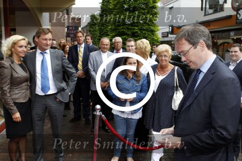 Laren 16 mei 2011
Opening Hastens winkel door oa Mariska v Kolck en haar nieuwe vriend Edgar Peer.
Peter Smulders bv
