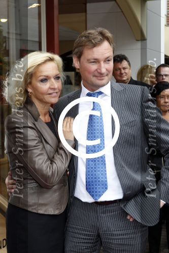 Laren 16 mei 2011
Opening Hastens winkel door oa Mariska v Kolck en haar nieuwe vriend Edgar Peer.
Peter Smulders bv
