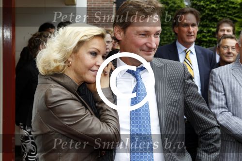 Laren 16 mei 2011
Opening Hastens winkel door oa Mariska v Kolck en haar nieuwe vriend Edgar Peer.
Peter Smulders bv