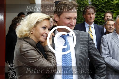 Laren 16 mei 2011
Opening Hastens winkel door oa Mariska v Kolck en haar nieuwe vriend Edgar Peer.
Peter Smulders bv