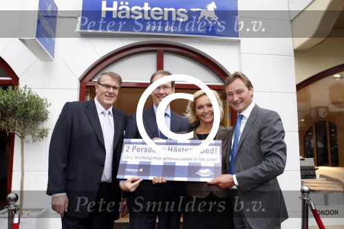 Laren 16 mei 2011
Opening Hastens winkel door oa Mariska v Kolck en haar nieuwe vriend Edgar Peer.
Peter Smulders bv