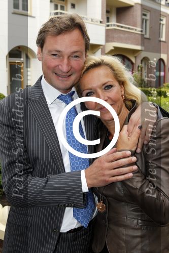 Laren 16 mei 2011
Opening Hastens winkel door oa Mariska v Kolck en haar nieuwe vriend Edgar Peer.
Peter Smulders bv
