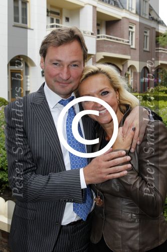 Laren 16 mei 2011
Opening Hastens winkel door oa Mariska v Kolck en haar nieuwe vriend Edgar Peer.
Peter Smulders bv