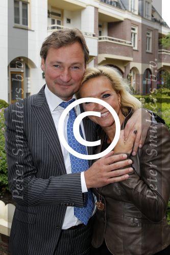 Laren 16 mei 2011
Opening Hastens winkel door oa Mariska v Kolck en haar nieuwe vriend Edgar Peer.
Peter Smulders bv