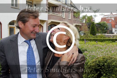 Laren 16 mei 2011
Opening Hastens winkel door oa Mariska v Kolck en haar nieuwe vriend Edgar Peer.
Peter Smulders bv
