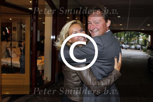 Laren 16 mei 2011
Opening Hastens winkel door oa Mariska v Kolck en haar nieuwe vriend Edgar Peer.
Peter Smulders bv