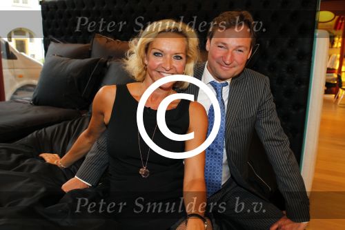 Laren 16 mei 2011
Opening Hastens winkel door oa Mariska v Kolck en haar nieuwe vriend Edgar Peer.
Peter Smulders bv