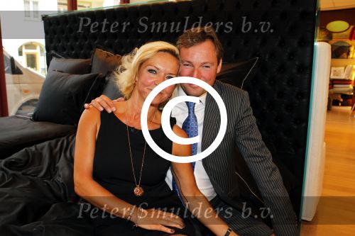 Laren 16 mei 2011
Opening Hastens winkel door oa Mariska v Kolck en haar nieuwe vriend Edgar Peer.
Peter Smulders bv