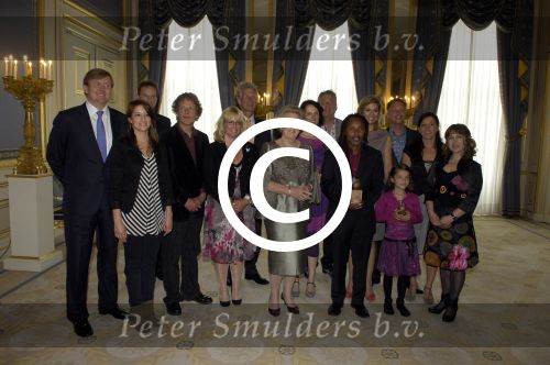 Den Haag 17 mei 2011
Prinses maxima reikt de appeltjes van Oranje uit. Prins Willem Alexander en Koningin Beatrix zijn daarbij aanwezig.
Peter Smulders bv
