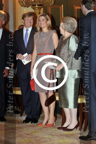 Den Haag 17 mei 2011
Prinses maxima reikt de appeltjes van Oranje uit. Prins Willem Alexander en Koningin Beatrix zijn daarbij aanwezig.
Peter Smulders bv