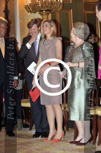 Den Haag 17 mei 2011
Prinses maxima reikt de appeltjes van Oranje uit. Prins Willem Alexander en Koningin Beatrix zijn daarbij aanwezig.
Peter Smulders bv