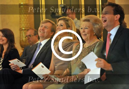 Den Haag 17 mei 2011
Prinses maxima reikt de appeltjes van Oranje uit. Prins Willem Alexander en Koningin Beatrix zijn daarbij aanwezig.
Peter Smulders bv