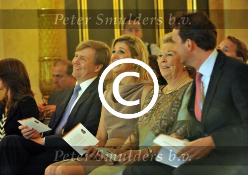 Den Haag 17 mei 2011
Prinses maxima reikt de appeltjes van Oranje uit. Prins Willem Alexander en Koningin Beatrix zijn daarbij aanwezig.
Peter Smulders bv