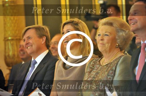 Den Haag 17 mei 2011
Prinses maxima reikt de appeltjes van Oranje uit. Prins Willem Alexander en Koningin Beatrix zijn daarbij aanwezig.
Peter Smulders bv