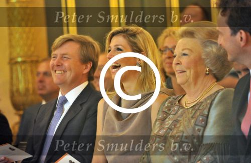 Den Haag 17 mei 2011
Prinses maxima reikt de appeltjes van Oranje uit. Prins Willem Alexander en Koningin Beatrix zijn daarbij aanwezig.
Peter Smulders bv