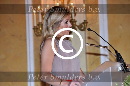 Den Haag 17 mei 2011
Prinses maxima reikt de appeltjes van Oranje uit. Prins Willem Alexander en Koningin Beatrix zijn daarbij aanwezig.
Peter Smulders bv