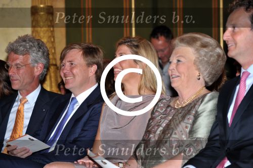 Den Haag 17 mei 2011
Prinses maxima reikt de appeltjes van Oranje uit. Prins Willem Alexander en Koningin Beatrix zijn daarbij aanwezig.
Peter Smulders bv