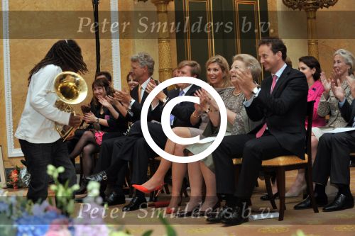 Den Haag 17 mei 2011
Prinses maxima reikt de appeltjes van Oranje uit. Prins Willem Alexander en Koningin Beatrix zijn daarbij aanwezig.
Peter Smulders bv