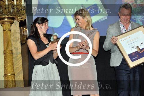 Den Haag 17 mei 2011
Prinses maxima reikt de appeltjes van Oranje uit. Prins Willem Alexander en Koningin Beatrix zijn daarbij aanwezig.
Peter Smulders bv