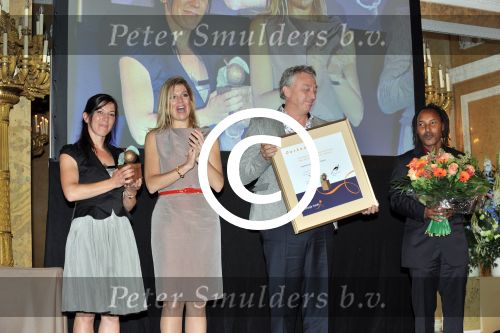 Den Haag 17 mei 2011
Prinses maxima reikt de appeltjes van Oranje uit. Prins Willem Alexander en Koningin Beatrix zijn daarbij aanwezig.
Peter Smulders bv