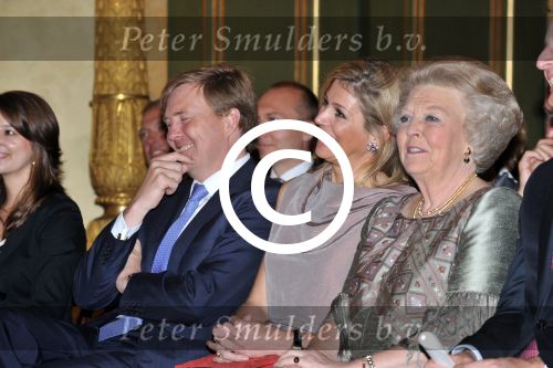 Den Haag 17 mei 2011
Prinses maxima reikt de appeltjes van Oranje uit. Prins Willem Alexander en Koningin Beatrix zijn daarbij aanwezig.
Peter Smulders bv