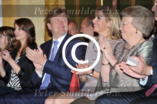 Den Haag 17 mei 2011
Prinses maxima reikt de appeltjes van Oranje uit. Prins Willem Alexander en Koningin Beatrix zijn daarbij aanwezig.
Peter Smulders bv