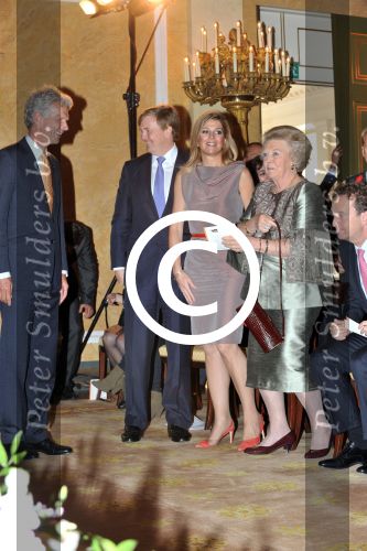 Den Haag 17 mei 2011
Prinses maxima reikt de appeltjes van Oranje uit. Prins Willem Alexander en Koningin Beatrix zijn daarbij aanwezig.
Peter Smulders bv