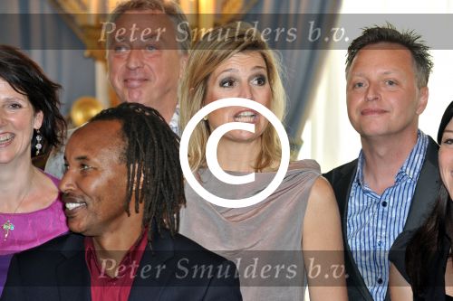 Den Haag 17 mei 2011
Prinses maxima reikt de appeltjes van Oranje uit. Prins Willem Alexander en Koningin Beatrix zijn daarbij aanwezig.
Peter Smulders bv